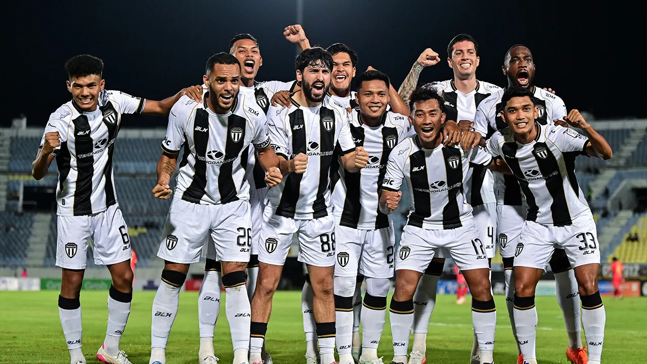 KUALA NERUS, 8 Mei -- Pemain Terengganu FC, Raianderson Da Costa Morais (dua, kiri) meraikan jaringan bersama pasukan pada perlawanan Liga Super Malaysia 2025/2026 di Stadium Sultan Mizan Zainal Abidin malam ini._BERNAMA