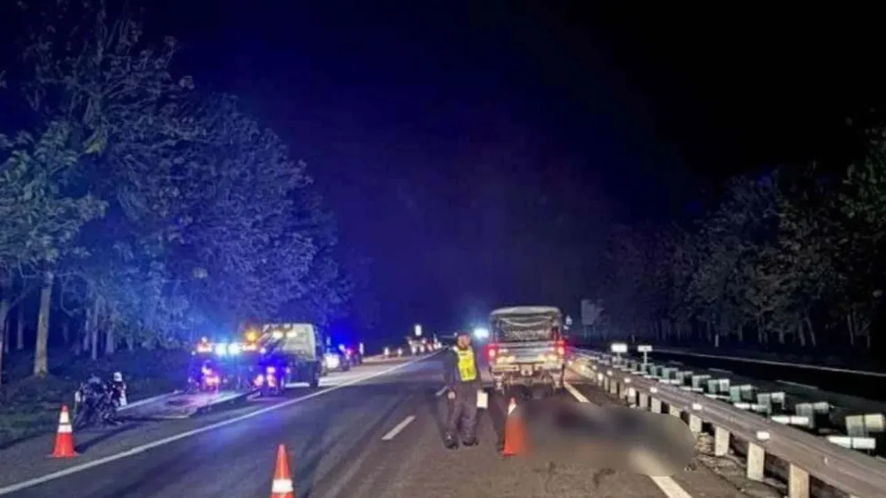 MUAR – Seorang penunggang motosikal berkuasa tinggi maut selepas dipercayai dilanggar sebuah kereta di Kilometer 136, Lebuhraya Utara-Selatan arah utara, di sini awal pagi Khamis.