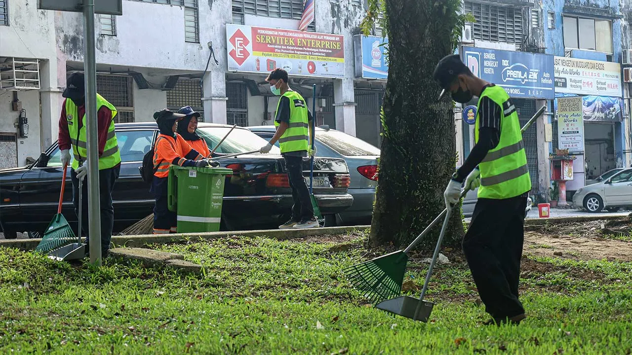 KUALA LUMPUR, 23 Mei -- KUALA LUMPUR, 23 Mei -- Seramai 18 pesalah berusia antara 20 hingga 45 tahun dikenakan hukuman Perintah Khidmat Masyarakat (PKM) di sekitar Taman Permainan Kanak-Kanak Jalan Metro Perdana Timur 5, Kepong selepas didapati melakukan kesalahan membuang sisa pepejal iaitu puntung rokok di tempat awam mengikut Akta Pengurusan Sisa Pepejal dan Pembersihan Awam 2007 (Akta 672), hari ini.  Daripada jumlah itu, 14 merupakan warga tempatan manakala empat lagi warga asing membabitkan dua warga 