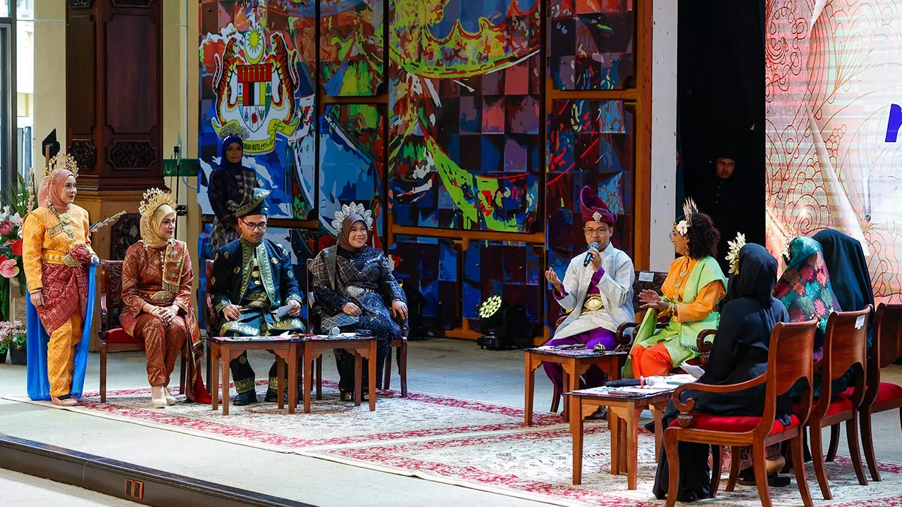 KUALA LUMPUR, 9 Mei -- Antara aksi-aksi pemantun Radio Televisyen Malaysia (RTM) ketika berentap dengan Sinar Harian sempena Pesta Pantun HAWANA-DBP 2026 anjuran Pertubuhan Berita Nasional Malaysia (Bernama) dengan kerjasama Dewan Bahasa dan Pustaka (DBP) di Panggung Sari, Kompleks Kraf Kuala Lumpur hari ini.  Bertemakan Kewartawanan dan Teknologi, menyaksikan penyertaan lapan pasukan yang terdiri daripada Jabatan Penyiaran Malaysia (RTM), Jabatan Kemajuan Islam Malaysia (JAKIM), TV3, Astro Audio News, Beri