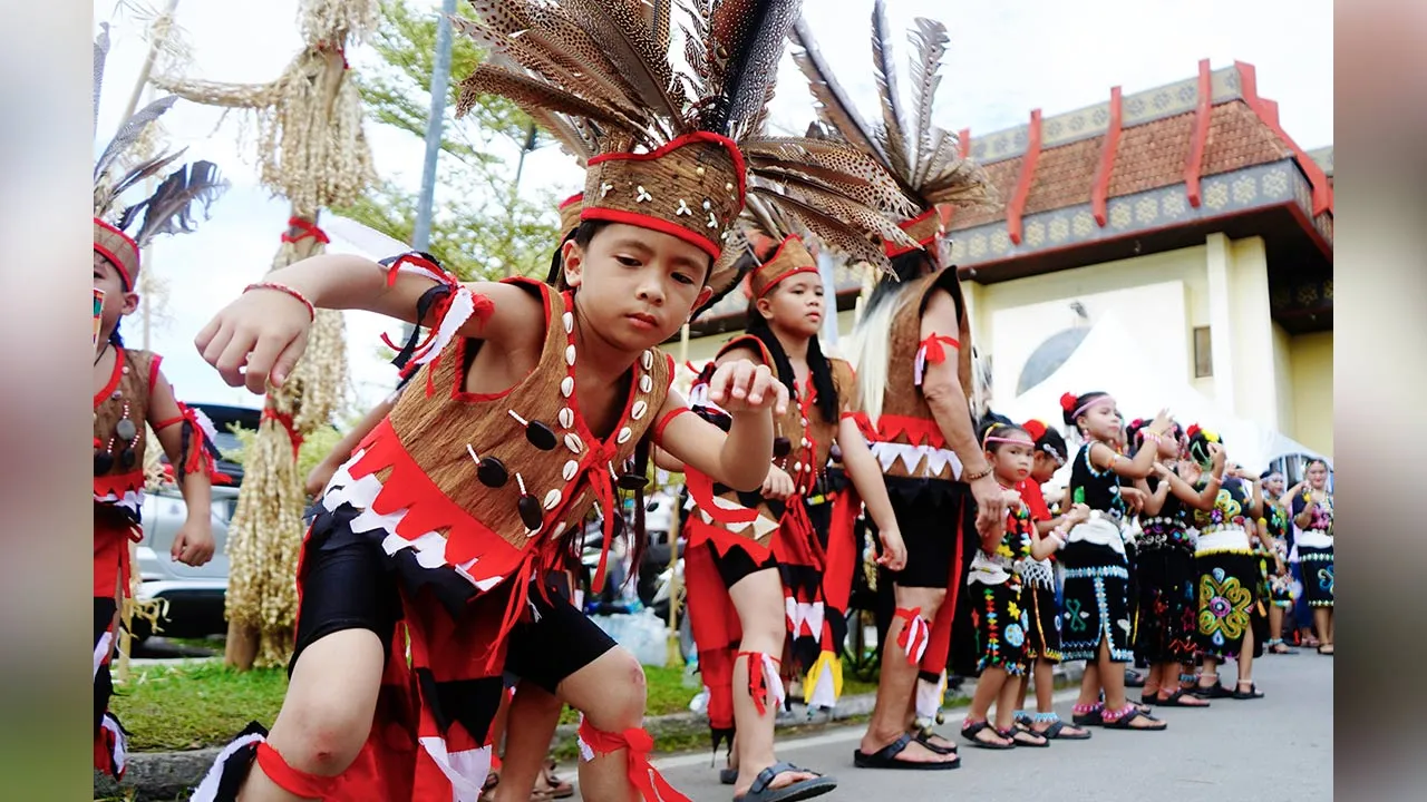 KOTA KINABALU, 31 Mei -- Penari kebudayaan suku kaum Murut Keningau dengan tarian tradisi sempena Pesta Kaamatan Peringkat Negeri Sabah 2026 di Hongkod Koisaan, Persatuan Kebudayaan Kadazan Dusun (KDCA) di Penampang hari ini.  --fotoBERNAMA
