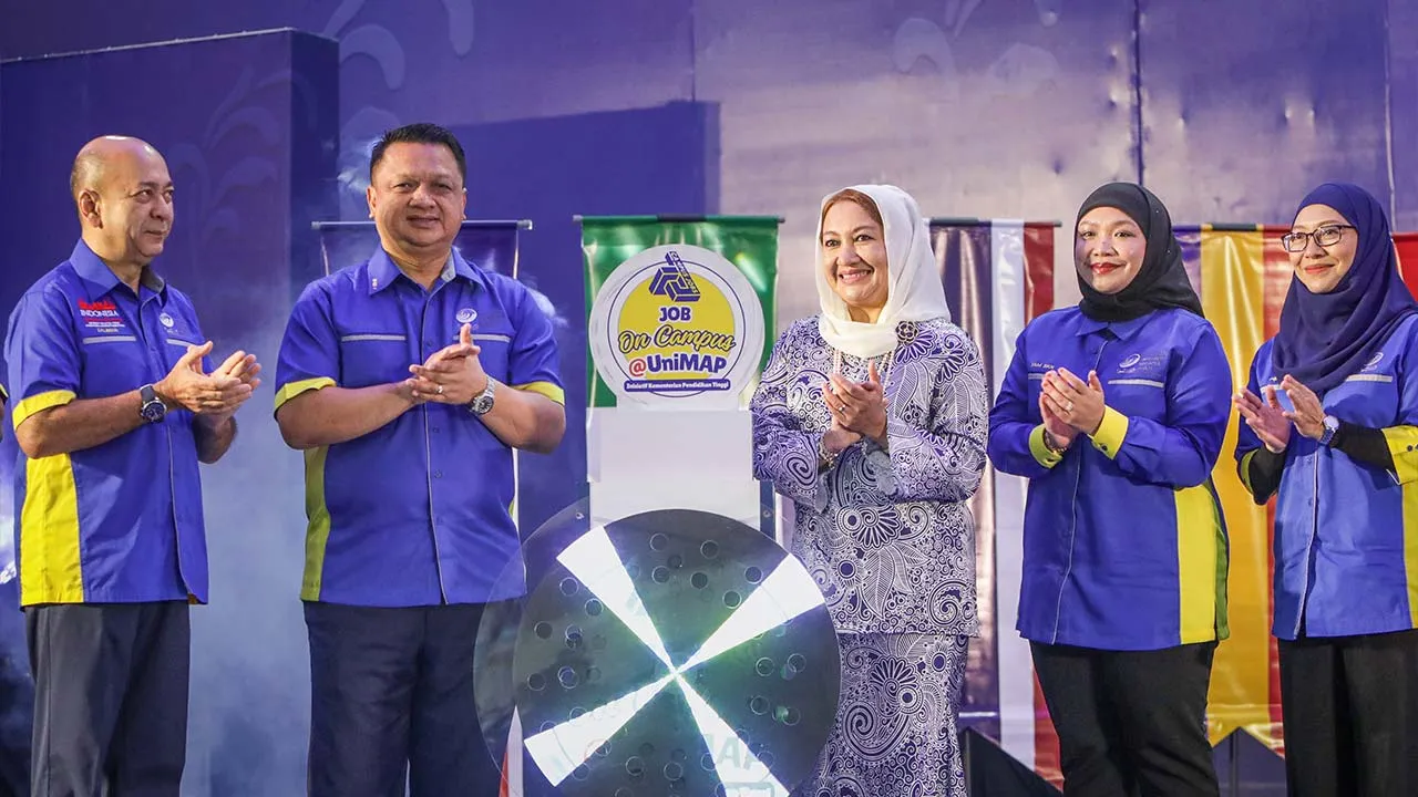 ARAU, 16 Mei -- Raja Muda Perlis Tuanku Syed Faizuddin Putra Jamalullail berkenan merasmikan majlis penutup Perlis International Engineering Invention & Innovation Exhibition (Pi-ENVEX) 2026’ di Kampus Alam UniMAP Pauh Putra di sini hari ini.  Turut berangkat Raja Puan Muda Perlis yang juga Pro-Canselor UniMAP Tuanku Dr Hajah Lailatul Shahreen Akashah Khalil (tiga, kiri) serta Naib Canselor UniMAP Datuk Prof Dr Zaliman Sauli (kiri).  -- fotoBERNAMA (2026) HAK CIPTA TERPELIHARA