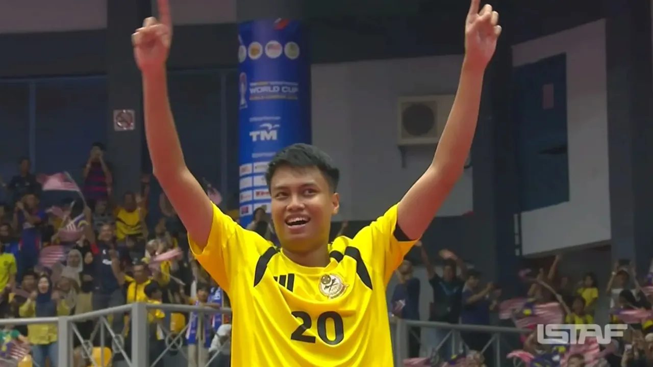 Skuad sepak takraw berpasukan lelaki negara menonjolkan permainan memukau, sekali gus berjaya menundukkan Indonesia 2-1 untuk mara ke perlawanan akhir Piala Dunia ISTAF di Stadium Titiwangsa, Kuala Lumpur (KL) sebentar tadi._Stadium Astro