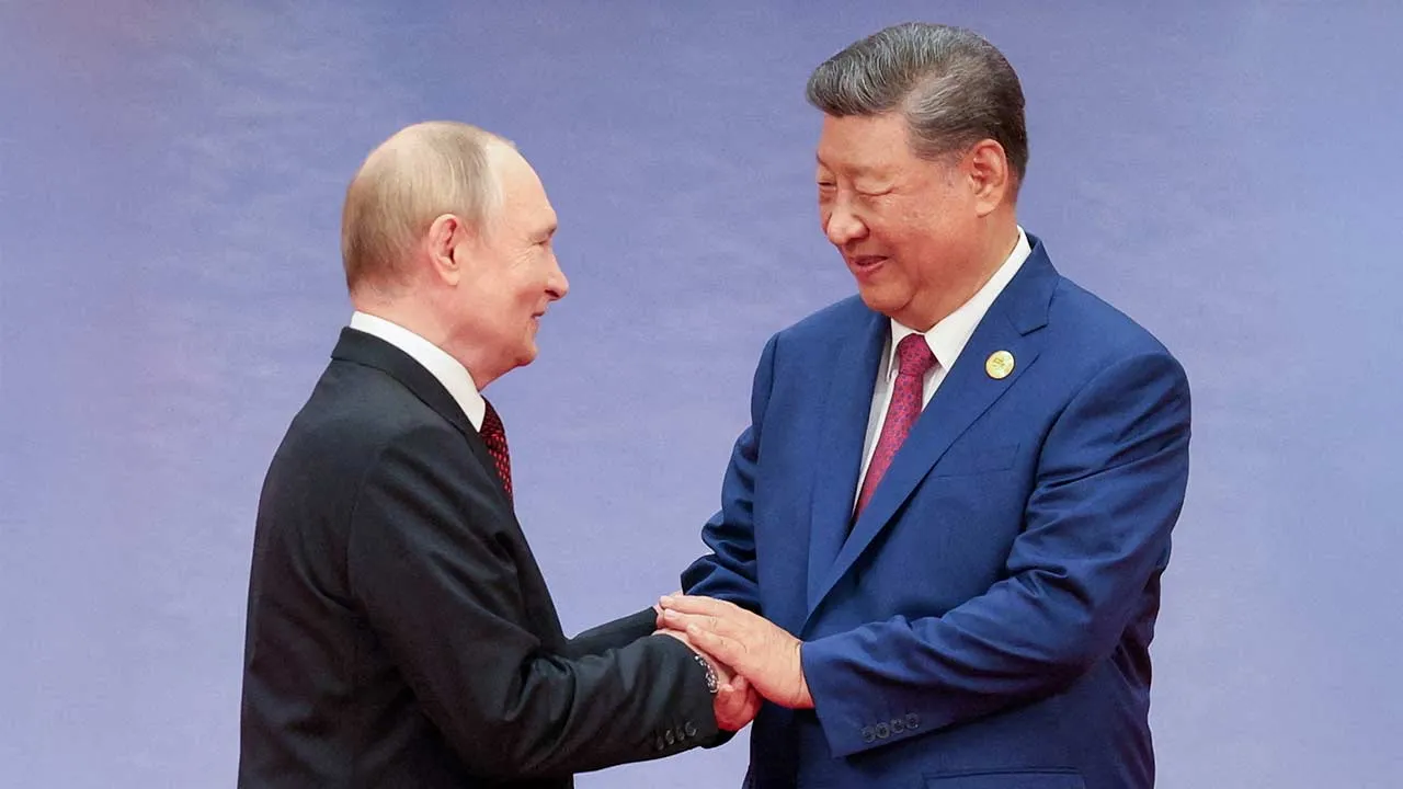 FILE PHOTO: Chinese President Xi Jinping welcomes Russian President Vladimir Putin during a ceremony at the Shanghai Cooperation Organisation (SCO) summit in Tianjin, China August 31, 2025. Sputnik/Alexander Kazakov/Pool via REUTERS ATTENTION EDITORS - THIS IMAGE WAS PROVIDED BY A THIRD PARTY./File Photo