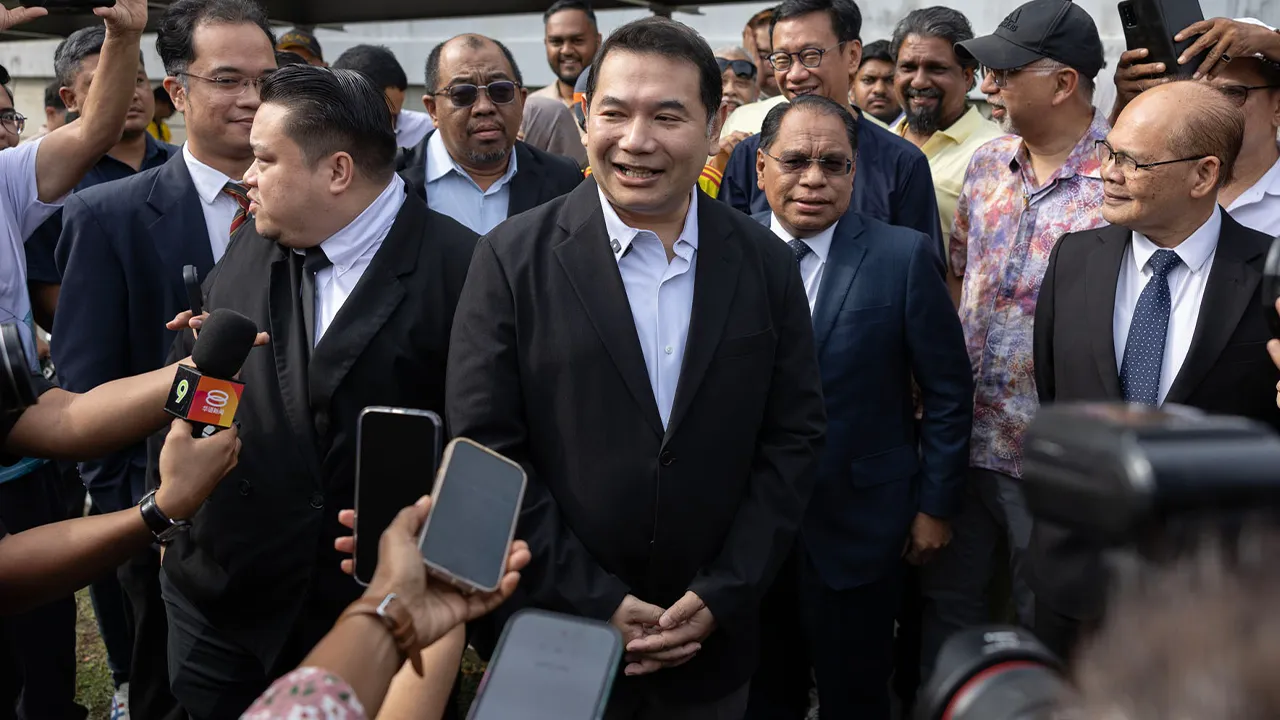 Putrajaya , 4 Mei 2026. Bekas Menteri Ekonomi , Rafizi Ramli hadir ke Ibu Pejabat SPRM untuk dirakam keterangan berhubung siasatan kes alah guna kuasa dan penyelewengan dalam urusan pelaburan bernilai RM 1.1 billion melibatkan perjanjian kerjasama stratergik industri semikonduktor antara Kementerian Ekonomi dan Syarikat ARM Limited dari United Kingdom.Astro AWANI / SHAHIR OMAR