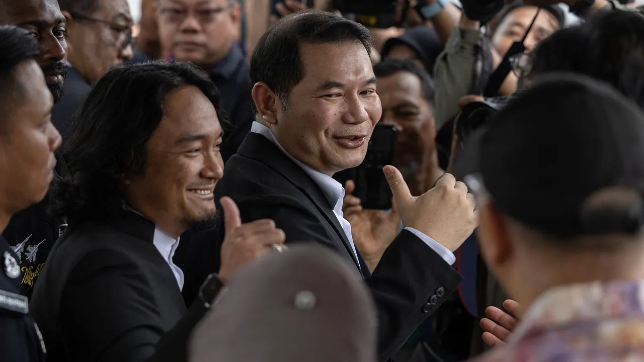 Putrajaya , 4 Mei 2026. Bekas Menteri Ekonomi , Rafizi Ramli hadir ke Ibu Pejabat SPRM untuk dirakam keterangan berhubung siasatan kes alah guna kuasa dan penyelewengan dalam urusan pelaburan bernilai RM 1.1 billion melibatkan perjanjian kerjasama stratergik industri semikonduktor antara Kementerian Ekonomi dan Syarikat ARM Limited dari United Kingdom.Astro AWANI / SHAHIR OMAR