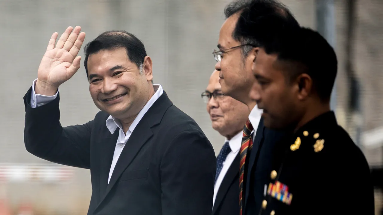 Putrajaya , 4 Mei 2026. Bekas Menteri Ekonomi , Rafizi Ramli hadir ke Ibu Pejabat SPRM untuk dirakam keterangan berhubung siasatan kes alah guna kuasa dan penyelewengan dalam urusan pelaburan bernilai RM 1.1 billion melibatkan perjanjian kerjasama stratergik industri semikonduktor antara Kementerian Ekonomi dan Syarikat ARM Limited dari United Kingdom.Astro AWANI / SHAHIR OMAR