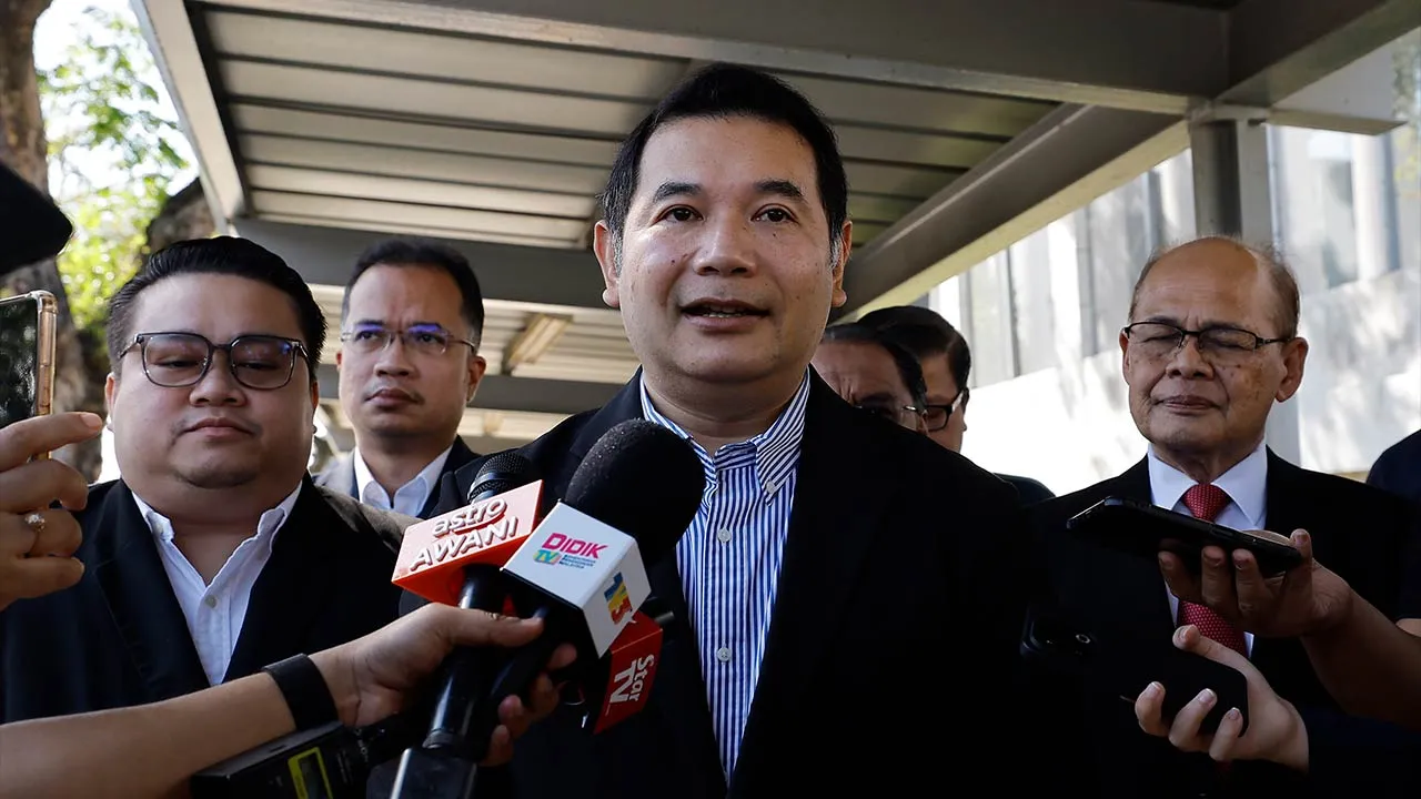PUTRAJAYA, 14 Mei -- Bekas Menteri Ekonomi Datuk Seri Rafizi Ramli bercakap kepada pemberita semasa hadir ke Ibu Pejabat Suruhanjaya Pencegahan Rasuah Malaysia (SPRM) hari ini untuk menyambung keterangan berhubung siasatan kes melibatkan kontrak kerajaan bernilai hampir RM1.1 bilion.