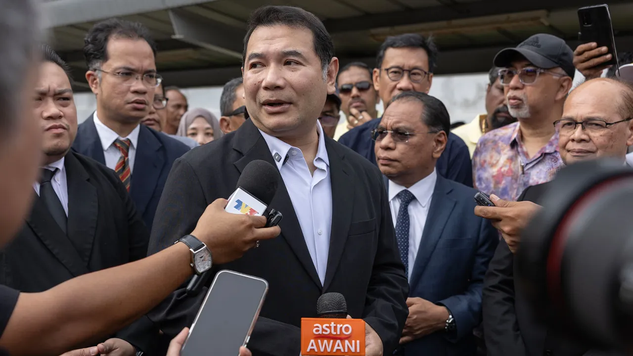 Putrajaya , 4 Mei 2026. Bekas Menteri Ekonomi , Rafizi Ramli hadir ke Ibu Pejabat SPRM untuk dirakam keterangan berhubung siasatan kes alah guna kuasa dan penyelewengan dalam urusan pelaburan bernilai RM 1.1 billion melibatkan perjanjian kerjasama stratergik industri semikonduktor antara Kementerian Ekonomi dan Syarikat ARM Limited dari United Kingdom.Astro AWANI / SHAHIR OMAR