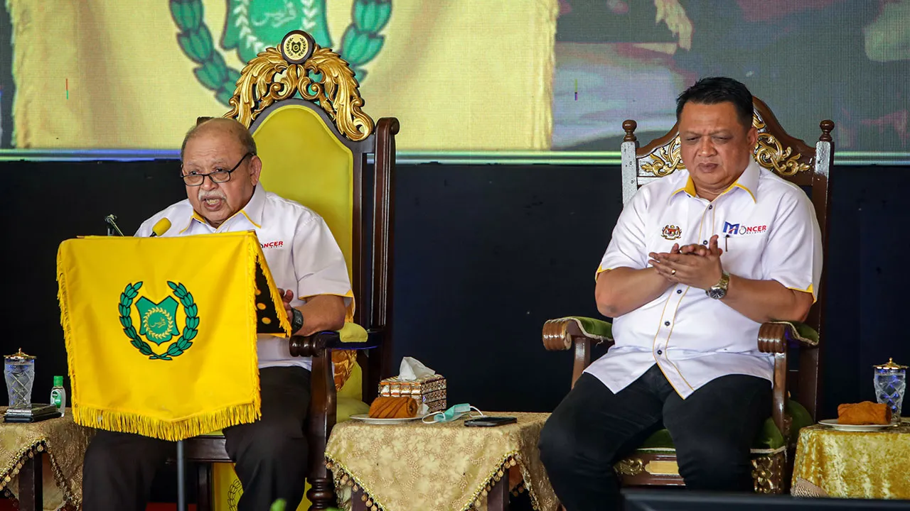 PADANG BESAR, 30 Mei -- Raja Perlis Tuanku Syed Sirajuddin Jamalullail bertitah menyempurnakan Perasmian Zon Perdagangan Bebas Tuanku Syed Sirajuddin - Depot Pelepasan Pedalaman Perlis (PIP) di sini hari ini.  Turut berangkat Raja Muda Perlis Tuanku Syed Faizuddin Putra Jamalullail.  Hadir sama Menteri Pengangkutan Anthony Loke (dua, kiri) dan Menteri Besar Perlis Abu Bakar Hamzah (tiga, kiri).  -- fotoBERNAMA (2026) HAK CIPTA TERPELIHARA