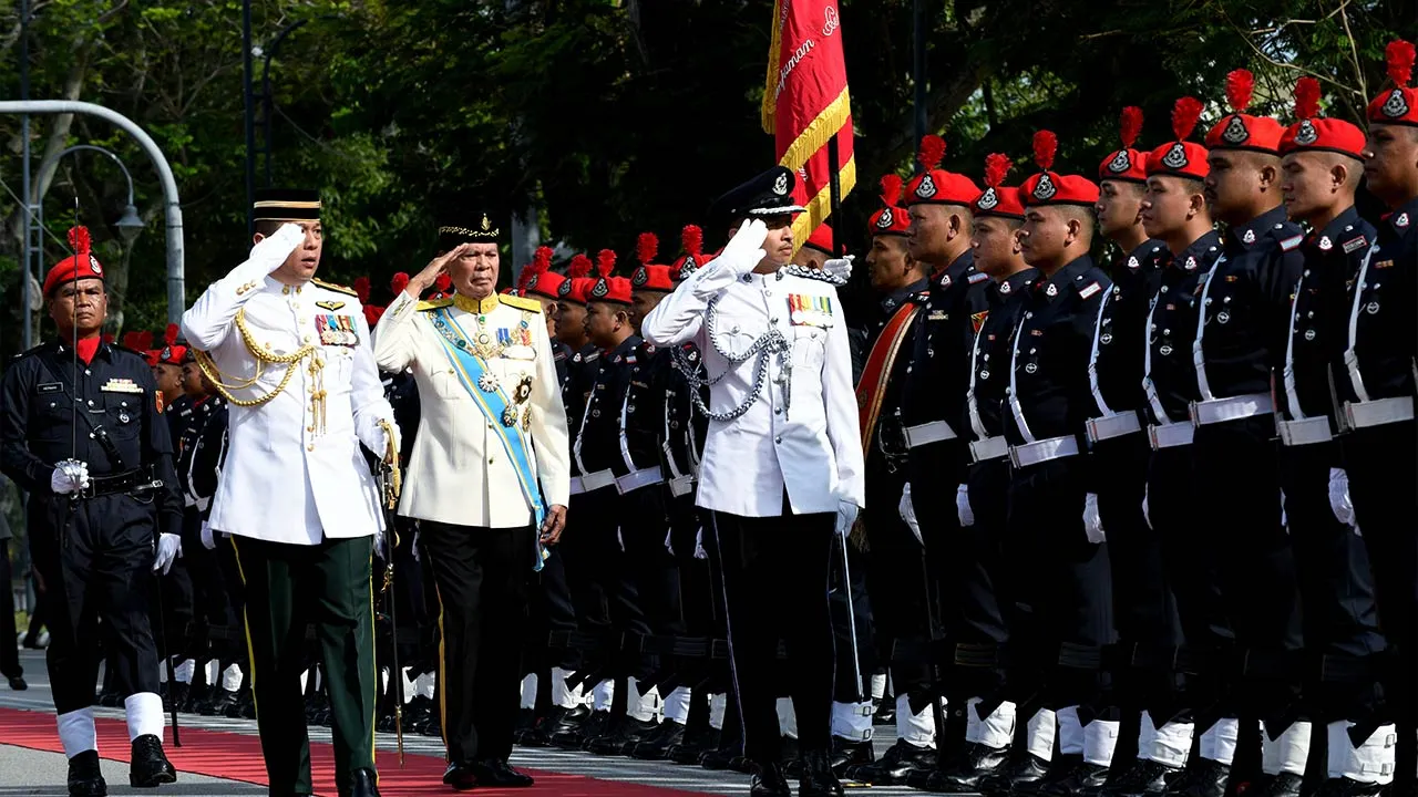 GEORGE TOWN, 8 Mei -- Yang di-Pertua Negeri Pulau Pinang Tun Ramli Ngah Talib memeriksa kawalan kehormatan utama Pasukan Simpanan Persekutuan negeri Pulau Pinang sempena majlis perasmian Mesyuarat Pertama Penggal Keempat Dewan Undangan Negeri Pulau Pinang Kelima Belas hari ini.  --fotoBERNAMA (2026) HAK CIPTA TERPELIHARA
