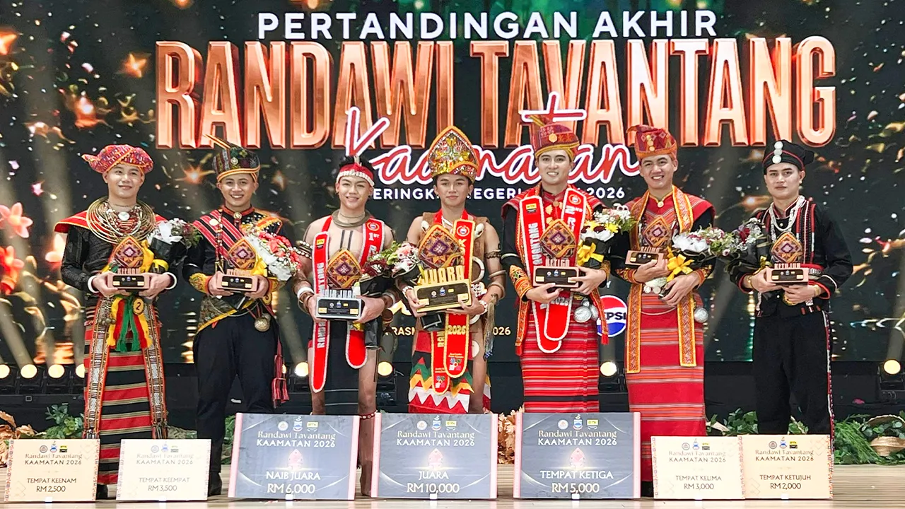 KOTA KINABALU, 27 Mei -- Dyeneley Daud (tengah) dari daerah Nabawan dinobatkan sebagai juara Pertandingan Akhir Randawi Tavantang Kaamatan Peringkat Negeri Sabah di Persatuan Kebudayaan Kadazandusun (KDCA) hari ini.  --fotoBERNAMA (2026) HAK CIPTA TERPELIHARA