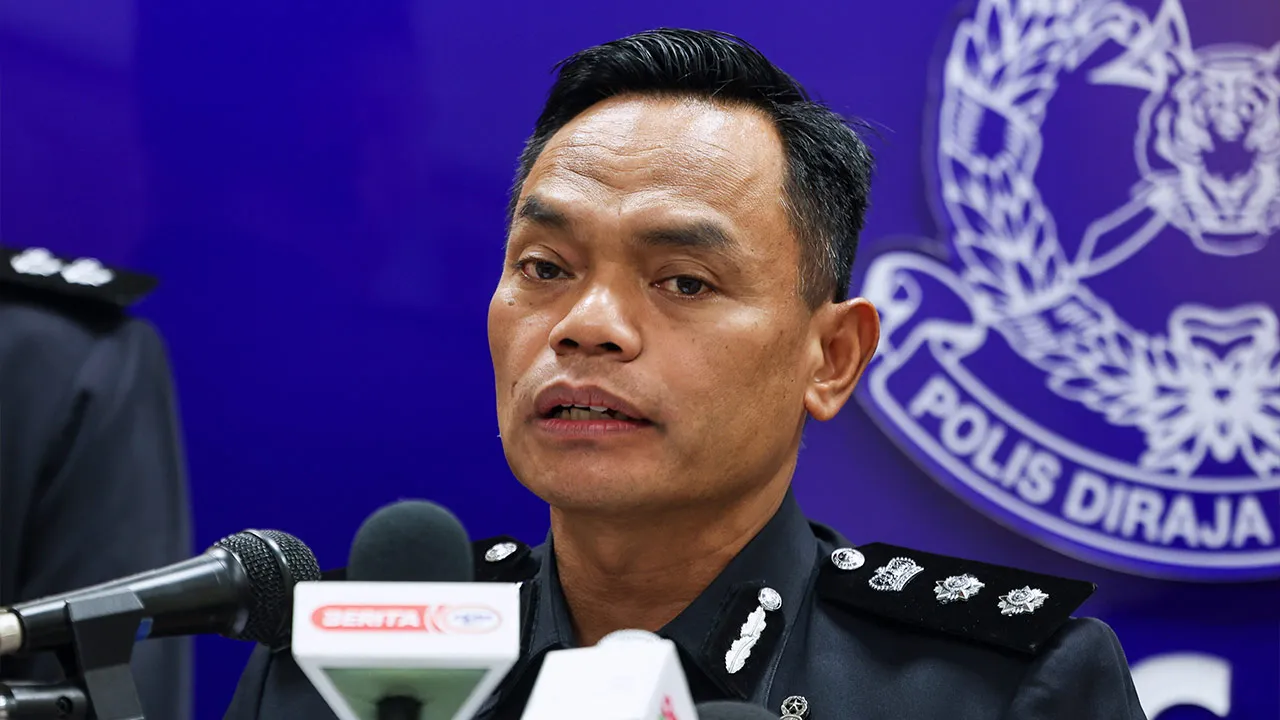 JOHOR BAHRU, 20 Jun -- Ketua Polis Daerah Johor Bahru Selatan, Asisten Komisioner Raub Selamat bercakap pada sidang media di Ibu Pejabat Polis Daerah Johor Bahru Selatan hari ini, berhubung kejayaan Polis Johor menumpaskan sindiket pengedaran dadah dalam empat serbuan di sekitar Johor Bharu yang bernilai RM1.48 juta.  -- fotoBERNAMA (2025) HAK CIPTA TERPELIHARA