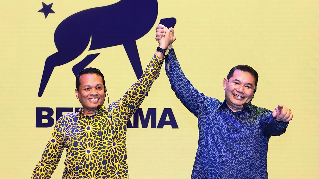 KUALA LUMPUR, 17 Mei -- Bekas Menteri Ekonomi Datuk Seri Rafizi Ramli dan bekas Menteri Sumber Asli dan Kelestarian Alam, Nik Nazmi Nik Ahmad menjadi ahli baharu Parti Bersama Malaysia (PBM) pada Perhimpunan Hala Tuju Politik di PJ Perfoming Art Center hari ini.  --fotoBERNAMA (2026) HAK CIPTA TERPELIHARA
