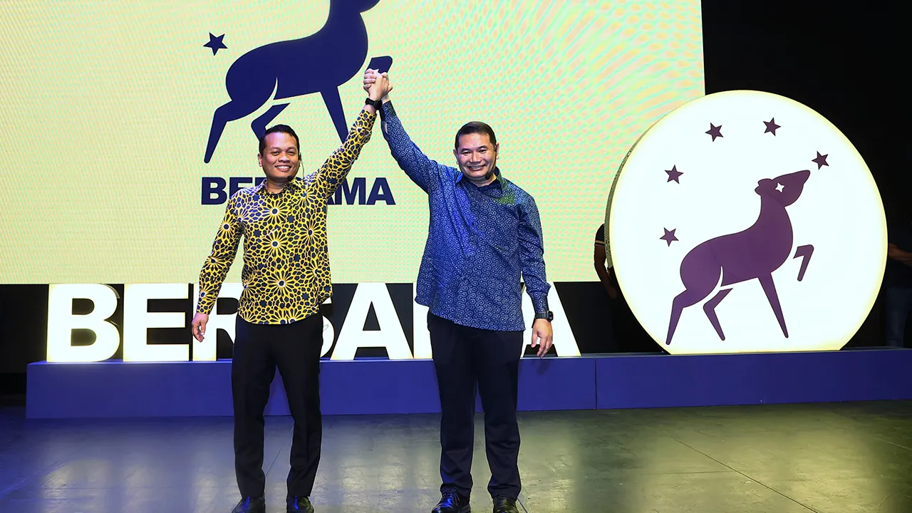 KUALA LUMPUR, 17 Mei -- Bekas Menteri Ekonomi Datuk Seri Rafizi Ramli dan bekas Menteri Sumber Asli dan Kelestarian Alam, Nik Nazmi Nik Ahmad menjadi ahli baharu Parti Bersama Malaysia (PBM) pada Perhimpunan Hala Tuju Politik di PJ Perfoming Art Center hari ini.  --fotoBERNAMA(2026) HAK CIPTA TERPELIHARA