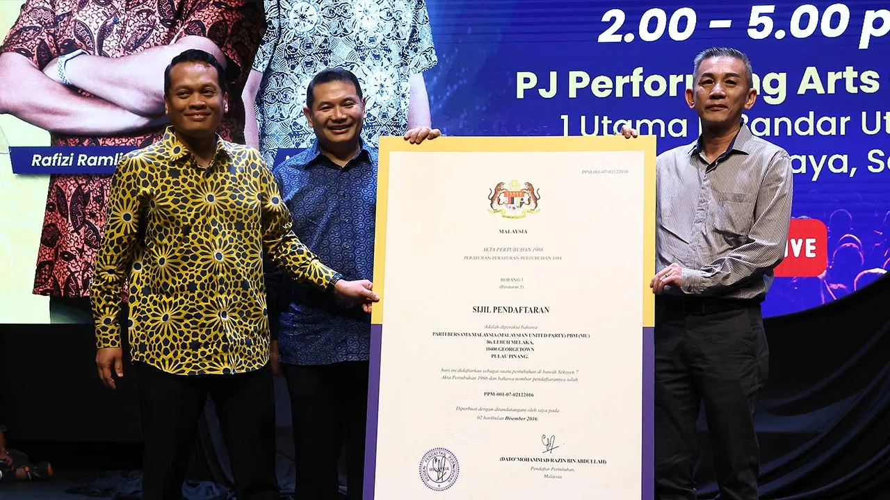 KUALA LUMPUR, 17 Mei -- Pengasas Parti Bersama Malaysia (PBM) Tan Gin Theam (kanan) menyerahkan sijil pendaftaran PBM kepada bekas Menteri Ekonomi Datuk Seri Rafizi Ramli dan bekas Menteri Sumber Asli dan Kelestarian Alam, Nik Nazmi Nik Ahmad pada Perhimpunan Hala Tuju Politik di PJ Perfoming Art Center hari ini.  --fotoBERNAMA (2026) HAK CIPTA TERPELIHARA
