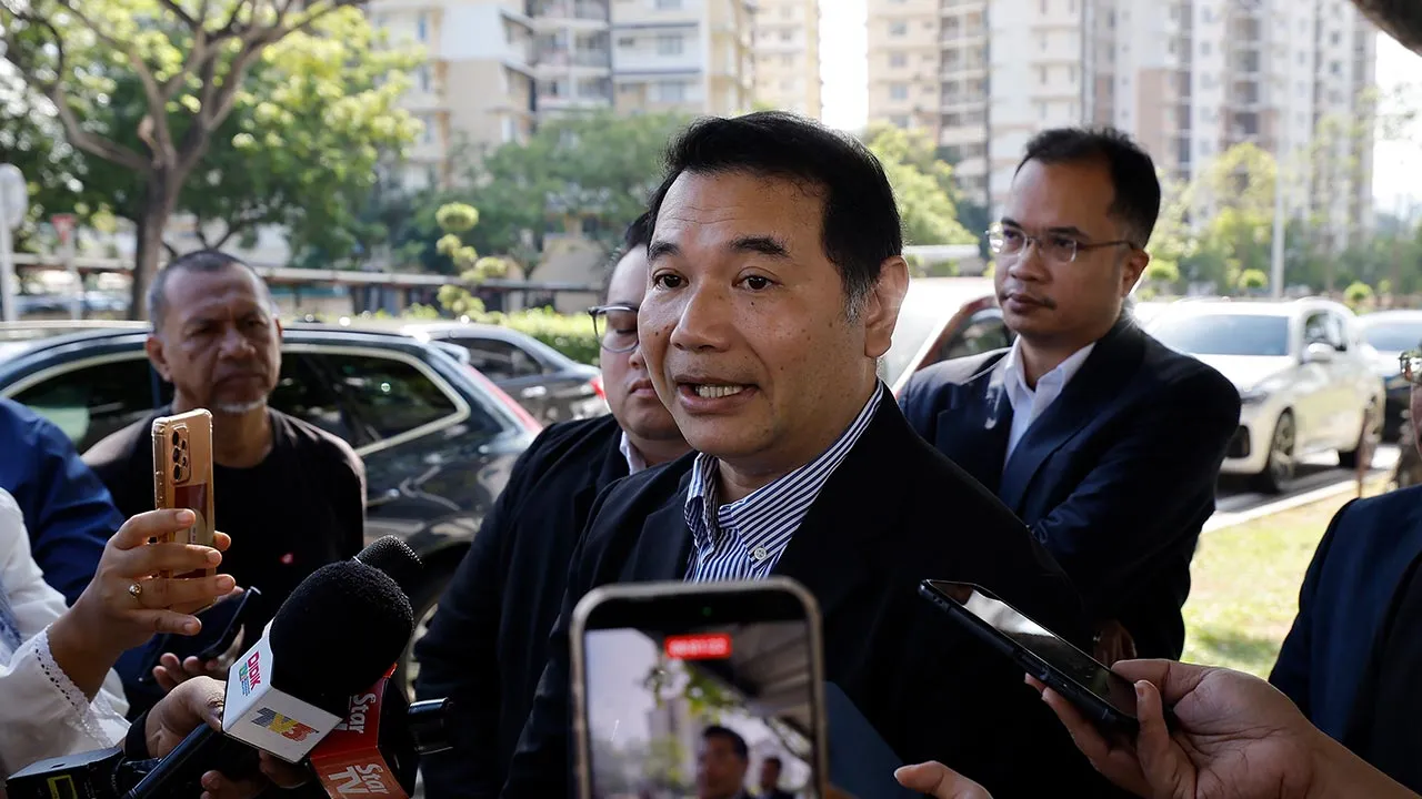 PUTRAJAYA, 14 Mei -- Bekas Menteri Ekonomi Datuk Seri Rafizi Ramli bercakap kepada pemberita semasa hadir ke Ibu Pejabat Suruhanjaya Pencegahan Rasuah Malaysia (SPRM) hari ini untuk menyambung keterangan berhubung siasatan kes melibatkan kontrak kerajaan bernilai hampir RM1.1 bilion.  --fotoBERNAMA (2026) HAK CIPTA TERPELIHARA