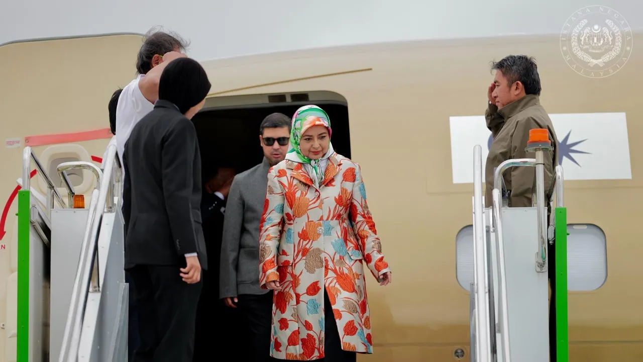 KDYMM SPB Raja Permaisuri Agong Raja Zarith Sofiah selamat tiba di Istanbul hari ini (23 Mei) bagi lawatan khas selama tiga hari. -- FB Sultan Ibrahim Sultan Iskandar