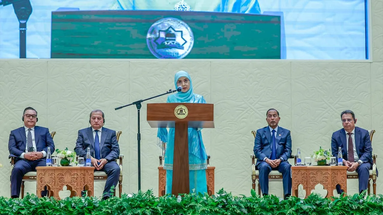 Lawatan khas ini menyaksikan Seri Paduka Baginda menelusuri suasana penuh sejarah di antara tiga madrasah ikonik Ulugh Beg, Tilya-Kori dan Sher-Dor, sambil menzahirkan minat mendalam terhadap kelestarian seni kraf serta kearifan tempatan Uzbekistan. Kunjungan ini sekali gus memperkukuh jambatan budaya melalui perkongsian nilai keilmuan dan kesenian.