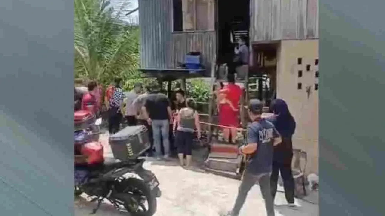 PENAMPANG - Seorang remaja perempuan ditemukan berlumuran darah dengan kecederaan di bahagian leher dipercayai dikelar dalam kejadian di dalam tandas di Kampung Tuntuluk, di sini pada Khamis.  Dalam kejadian kira-kira jam 1