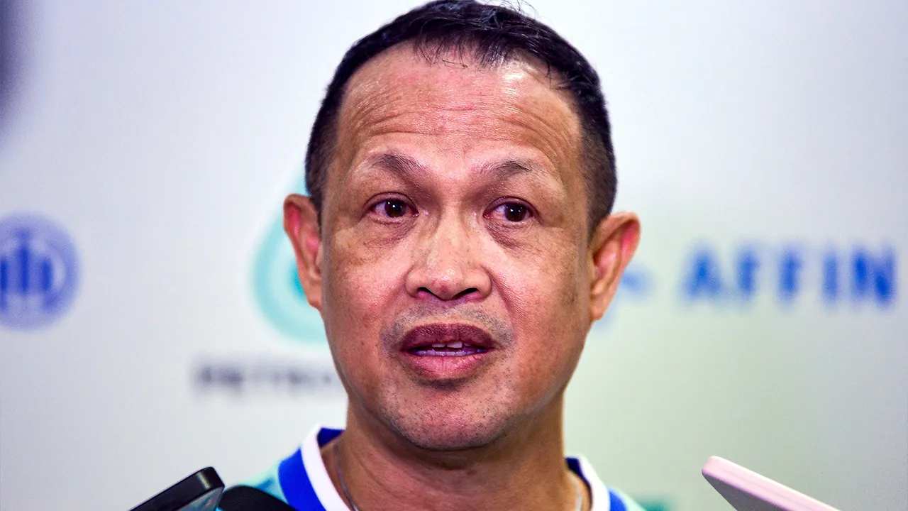 KUALA LUMPUR, 8 Mei -- Pengarah Jurulatih Beregu Kebangsaan, Rexy Mainaky ditemubual pemberita ketika sesi latihan skuad badminton kebangsaan di Akademi Badminton Bukit Kiara hari ini._BERNAMA