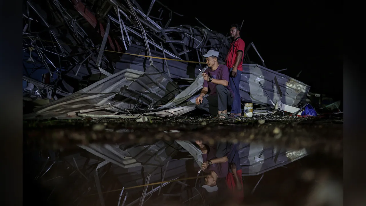 PONTIAN, 3 Mei -- Keadaan rumah yang terjejas akibat bencana ribut yang melanda Kampung Melayu Raya Rizab 1, Pekan Nenas, Johor hari ini menyaksikan kemusnahan kira-kira 28 buah rumah.  Kerosakan yang dialami melibatkan bahagian bumbung rumah yang tercabut selain siling yang turut rosak akibat tiupan angin kencang dalam kejadian tersebut.  Walaupun kemusnahan melibatkan banyak kediaman, semua penghuni dilaporkan selamat tanpa sebarang kecederaan, manakala pihak bomba terus menjalankan pemantauan bagi memast