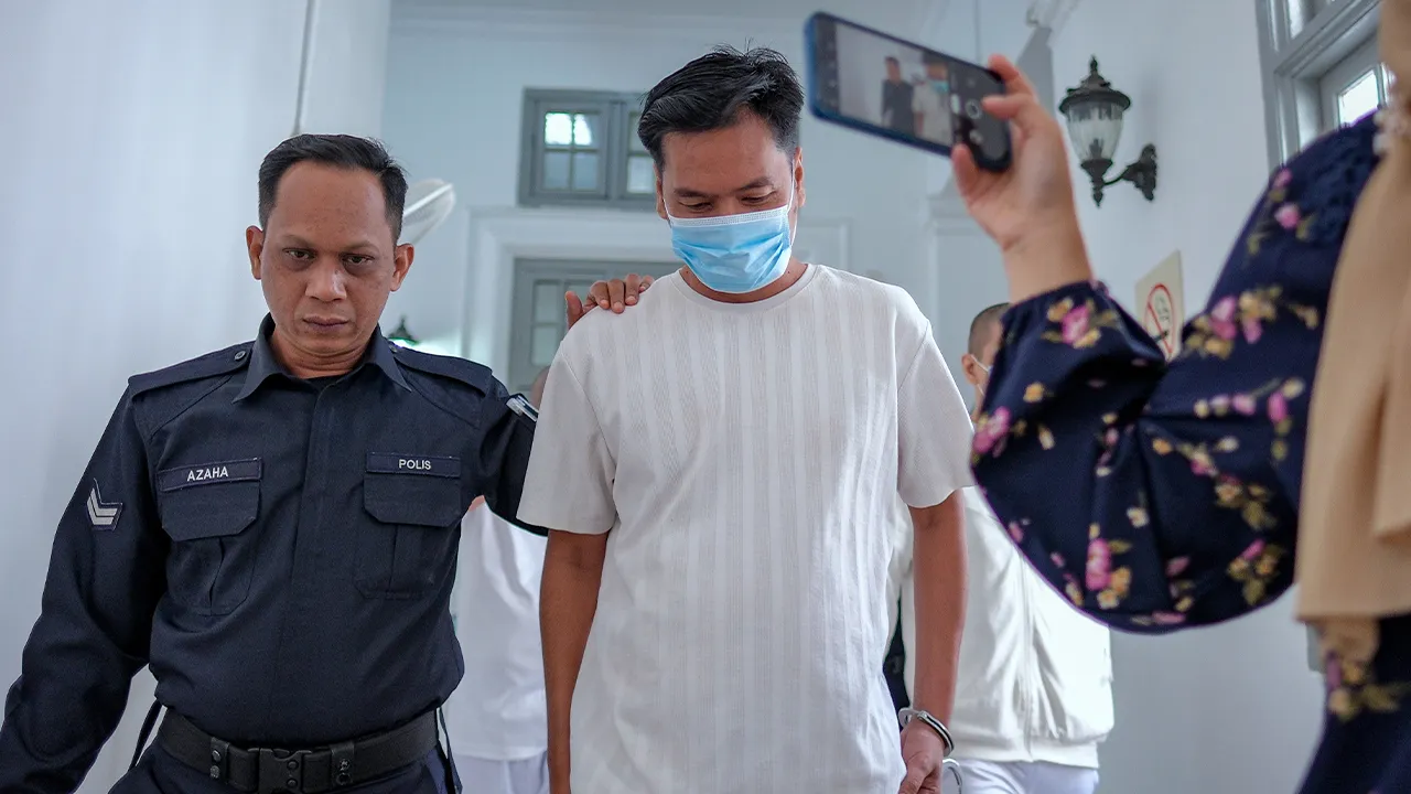 JOHOR BAHRU, 4 Nov -- Mahkamah Tinggi hari ini mengekalkan sabitan dan hukuman penjara 10 tahun terhadap seorang peniaga kerana menyebabkan kecederaan parah terhadap isterinya yang hamil sehingga wanita itu berada dalam keadaan koma, empat tahun lepas.  Hakim Atan Mustaffa Yussof Ahmad membuat keputusan itu selepas menolak rayuan Rosmaini Abd Raof, 42, terhadap sabitan serta hukuman penjara yang dijatuhkan oleh Mahkamah Sesyen selepas mendapati lelaki itu bersalah atas pertuduhan tersebut.  Mahkamah turut m