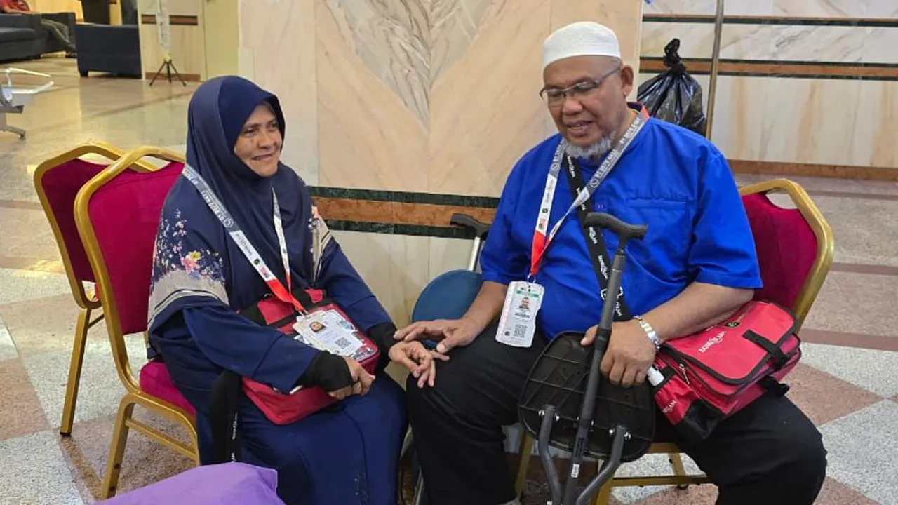 Jemaah haji Malaysia, Rossilawati Abdul Razak dan suaminya Kamaruzaman Othman, dari Seri Kembangan. Foto Astro AWANI