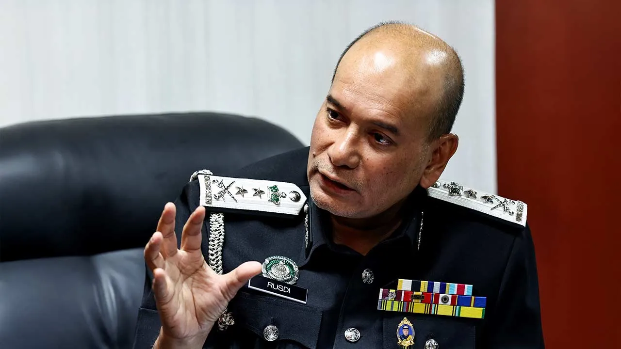 JOHOR BAHRU, 15 Mac -- Pengarah Imigresen Johor Datuk Mohd Rusdi Mohd Darus bercakap ketika ditemui Bernama di Kompleks Kementerian Dalam Negeri Johor, baru-baru ini.  Bangunan baharu Depot Tahanan Imigresen Pekan Nanas yang dijangka siap tahun ini mampu menampung kira-kira 2,200 tahanan, sekali gus mengurangkan masalah kesesakan tahanan warga asing di depot sedia ada.  Mohd Rusdi berkata bangunan baharu yang sedang dalam pembinaan itu dibina di kawasan sama bagi menambah kapasiti tahanan yang akan ditempat