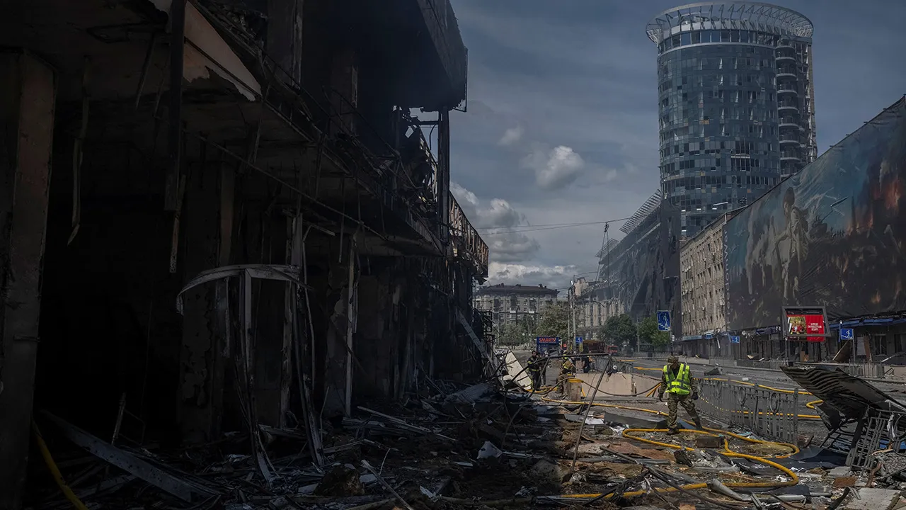 A police expert works at the site of a Russian missile and drone strike, amid Russia's attack on Ukraine, in Kyiv, Ukraine May 24, 2026. REUTERS/Viacheslav Ratynskyi