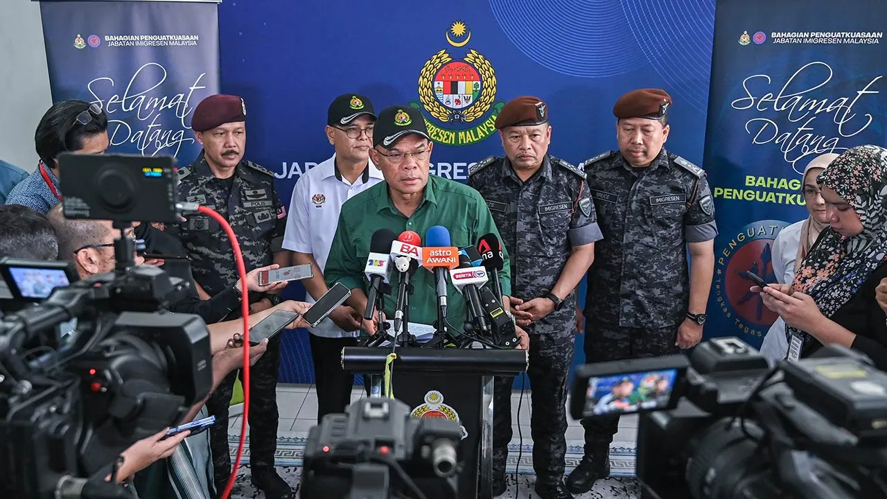 TAPAH, 18 Mei -- Menteri Dalam Negeri Datuk Seri Saifuddin Nasution Ismail bercakap kepada media semasa Lawatan Kerja ke Depot Imigresen Sementara, Bidor hari ini.