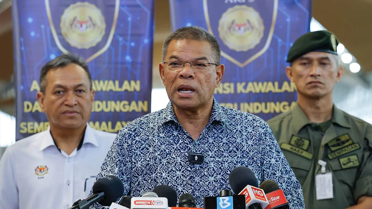 SEPANG, 5 Mei -- Menteri Dalam Negeri Datuk Seri Saifuddin Nasution Ismail bercakap pada sidang media selepas mengadakan sesi lawatan kerja dengan meninjau pengoperasian Lapangan Terbang Antarabangsa Kuala Lumpur (KLIA) Terminal 1 hari ini.  Turut sama, Ketua Setiausaha Kementerian Dalam Negeri Datuk Dr Awang Alik Jeman (kiri) dan Ketua Pengarah Agensi Kawalan dan Perlindungan Sempadan Malaysia (AKPS) Datuk Seri Mohd Shuhaily Mohd Zain (kanan).  --fotoBERNAMA (2026) HAK CIPTA TERPELIHARA