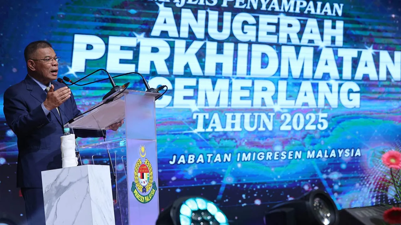 PUTRAJAYA, 19 Mei -- Menteri Dalam Negeri Datuk Seri Saifuddin Nasution Ismail ketika berucap pada Majlis Anugerah Perkhidmatan Cemerlang (APC) Jabatan Imigresen di Dewan De’ Seri Endon Puspanitapuri, Presint 10 hari ini.  --fotoBERNAMA (2026) HAK CIPTA TERPELIHARA