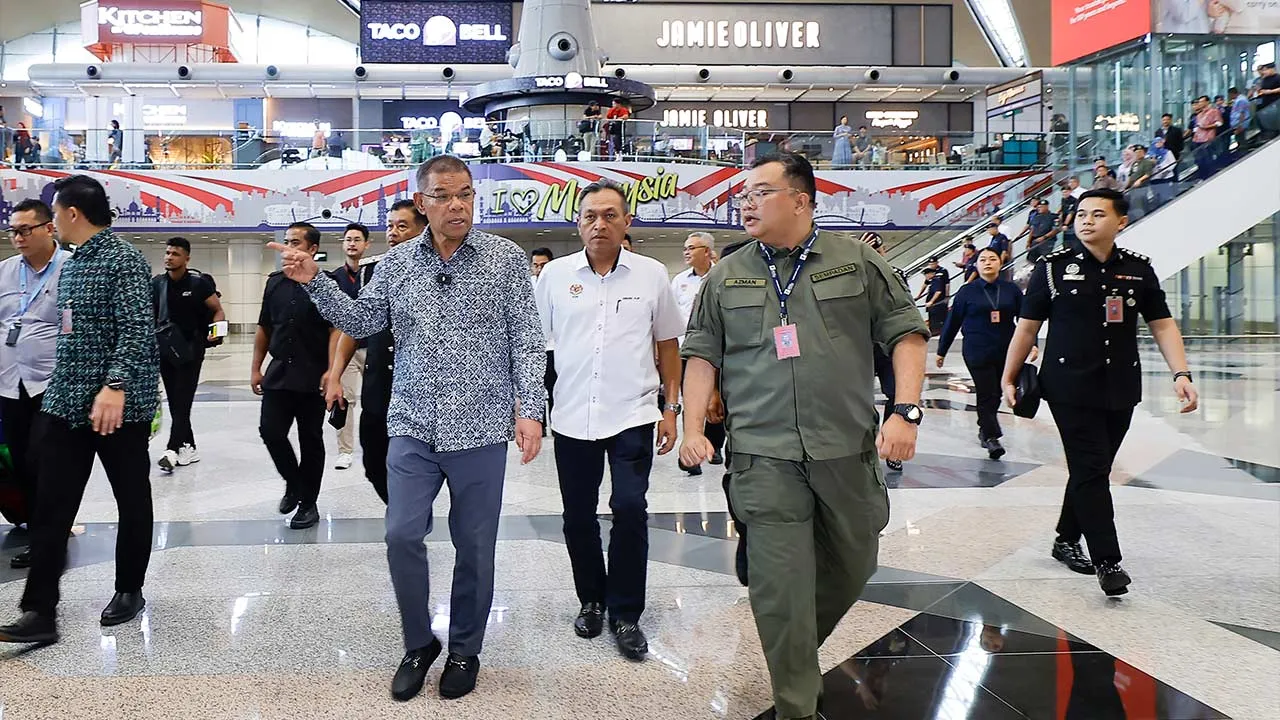 SEPANG, 5 Mei -- Menteri Dalam Negeri, Datuk Seri Saifuddin Nasution Ismail, mengadakan lawatan kerja dengan meninjau operasi di Lapangan Terbang Antarabangsa Kuala Lumpur (KLIA) Terminal 1, hari ini.  --fotoBERNAMA (2026) HAK CIPTA TERPELIHARA