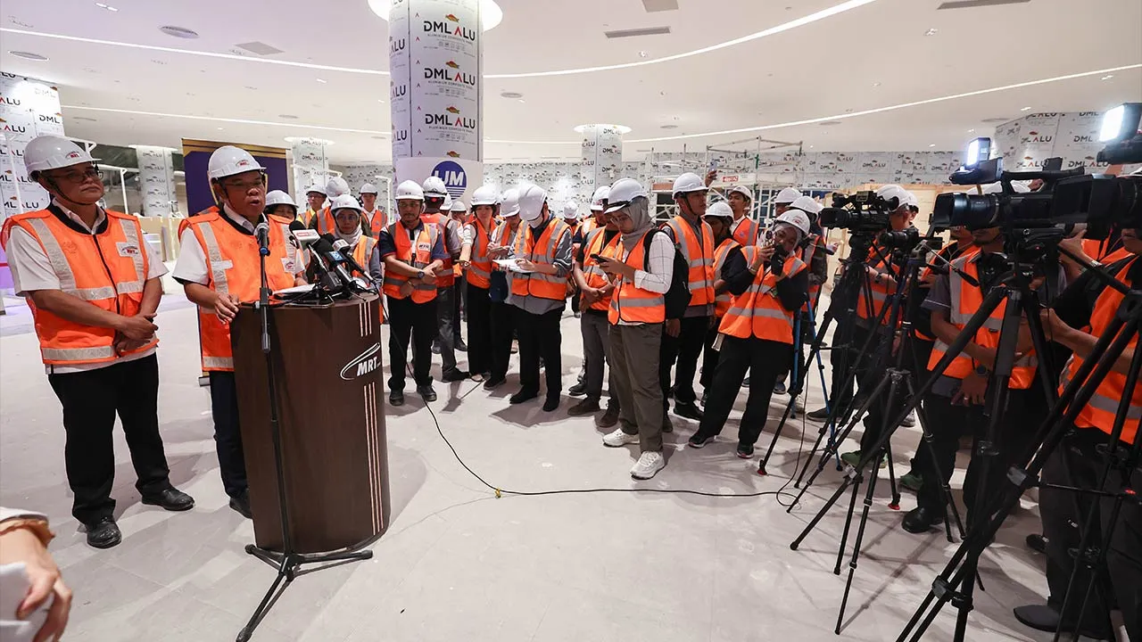 JOHOR BAHRU, 8 Mei -- Menteri Dalam Negeri Datuk Seri Saifuddin Nasution Ismail (dua, kiri) bercakap kepada pemberita selepas mengadakan lawatan di Kompleks Kastam, Imigresen dan Kuarantin (CIQ) Bangunan Sultan Iskandar (BSI) dan Stesen Bukit Chagar bagi meninjau projek Sistem Transit Rapid (RTS) Link Johor Bahru-Singapura hari ini.