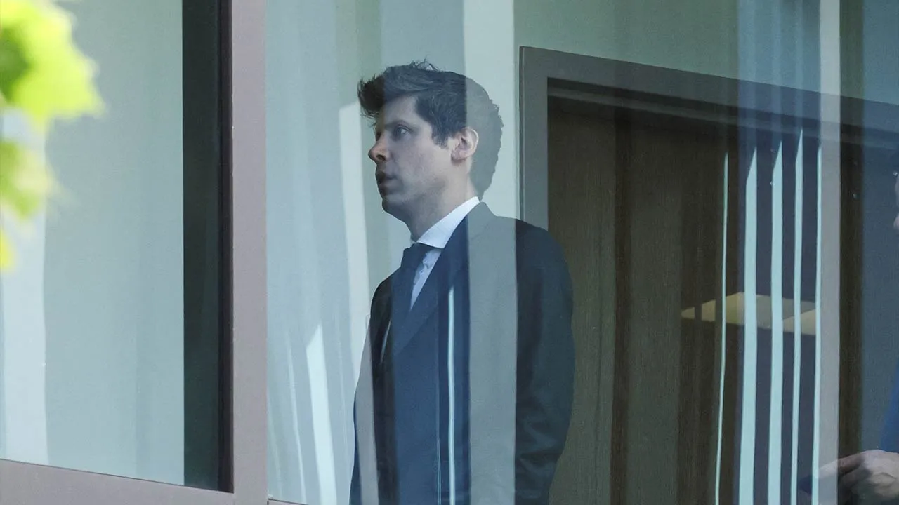 OpenAI CEO Sam Altman walks at the federal courthouse, as the trial in Elon Musk's lawsuit over OpenAI's for-profit conversion continues, in Oakland, California, U.S., May 14, 2026. REUTERS/Manuel Orbegozo