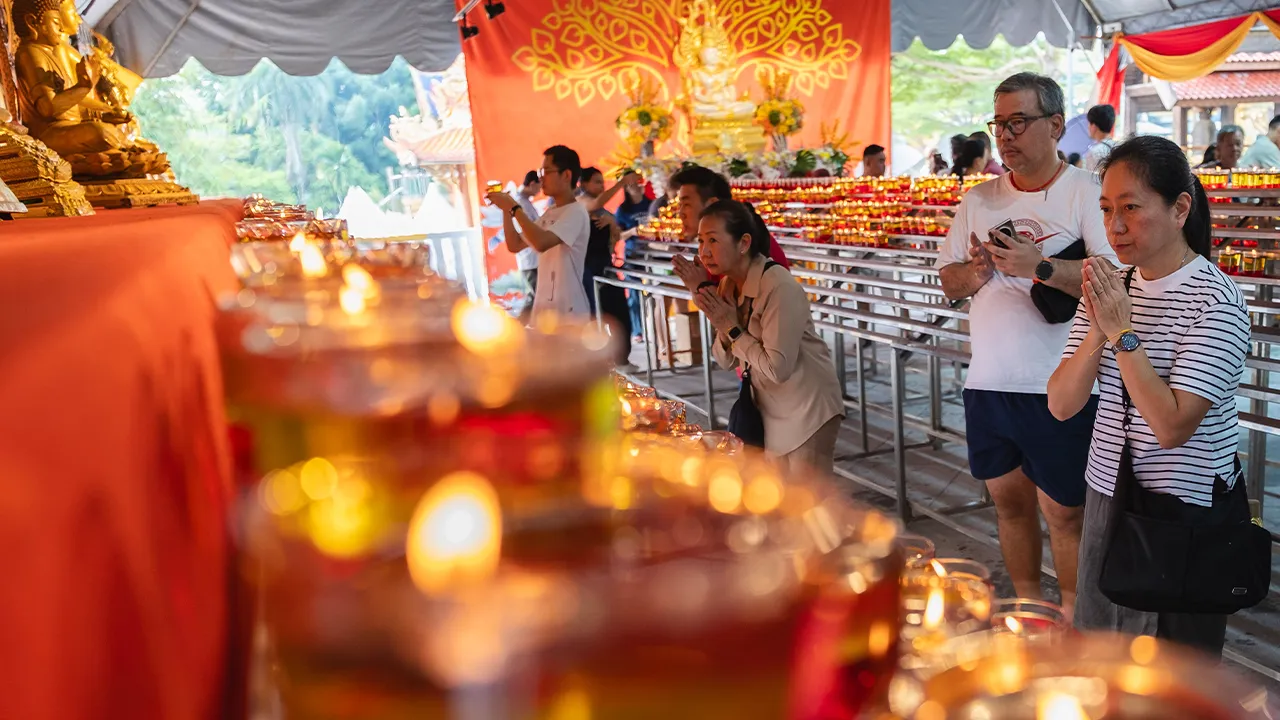 PETALING JAYA, 31 Mei -- Penganut Buddha melakukan upacara keagamaan sempena sambutan Hari Wesak ketika tinjauan fotoBernama di Thai Buddhist Chetawan Pagoda hari ini.  Hari Wesak adalah hari bagi masyarakat beragama Buddha bagi memperingati kelahiran, pencerahan dan kematian pengasas agama itu, Siddhartha Gautama.  --fotoBERNAMA (2026) HAK CIPTA TERPELIHARA