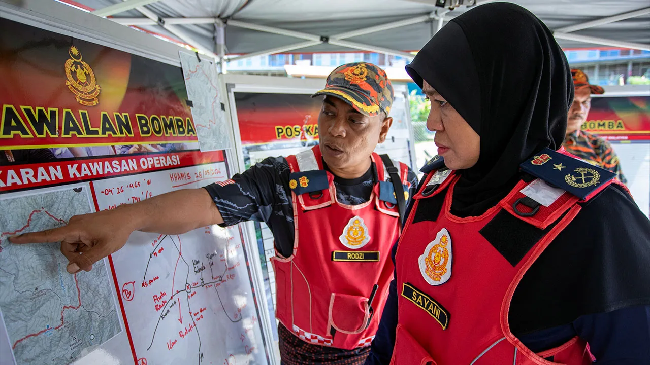 TAPAH, 28 Mei -- Pengarah Jabatan Bomba dan Penyelamat Malaysia Perak Datuk Sayani Saidon (kanan) mendengar penerangan daripada Penolong Pengarah Bahagian Operasi Jabatan Bomba dan Penyelamat Malaysia Perak Sabarozi Nor Ahmad (kiri) ketika hadir pada sidang media dan meninjau Pos Kawalan Bomba (PKB) di Pos Kuala Poh, hari ini._BERNAMA
