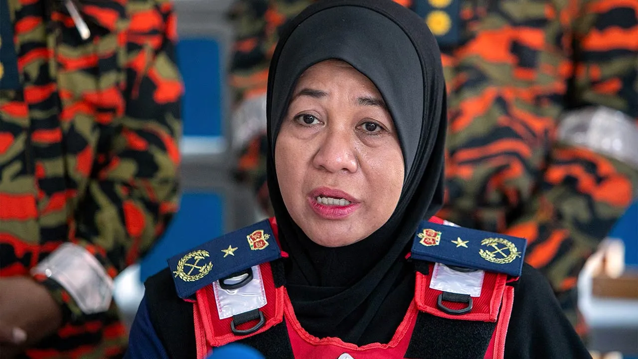TAPAH, 28 Mei -- Pengarah Jabatan Bomba dan Penyelamat Malaysia (JBPM) Perak Datuk Sayani Saidon bercakap ketika hadir pada sidang media dan meninjau Pos Kawalan Bomba (PKB) di Pos Kuala Poh, di sini, hari ini.  Operasi mencari dan menyelamat (SAR) pendaki wanita, Jaslinda Saludin, 49, yang dilaporkan hilang ketika mendaki Gunung Batu Putih, di sini, pada 23 Mei lalu, akan memberi tumpuan sekitar jajaran Sungai Ayer Busok, dipercayai menjadi laluan mangsa untuk mendapatkan sumber air.  --fotoBERNAMA (2026) 