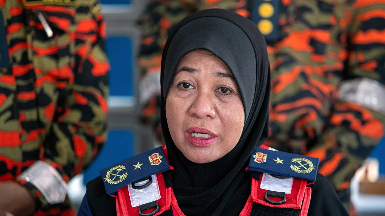 TAPAH, 28 Mei -- Pengarah Jabatan Bomba dan Penyelamat Malaysia (JBPM) Perak Datuk Sayani Saidon bercakap ketika hadir pada sidang media dan meninjau Pos Kawalan Bomba (PKB) di Pos Kuala Poh, di sini, hari ini.  Operasi mencari dan menyelamat (SAR) pendaki wanita, Jaslinda Saludin, 49, yang dilaporkan hilang ketika mendaki Gunung Batu Putih, di sini, pada 23 Mei lalu, akan memberi tumpuan sekitar jajaran Sungai Ayer Busok, dipercayai menjadi laluan mangsa untuk mendapatkan sumber air.  --fotoBERNAMA (2026) 