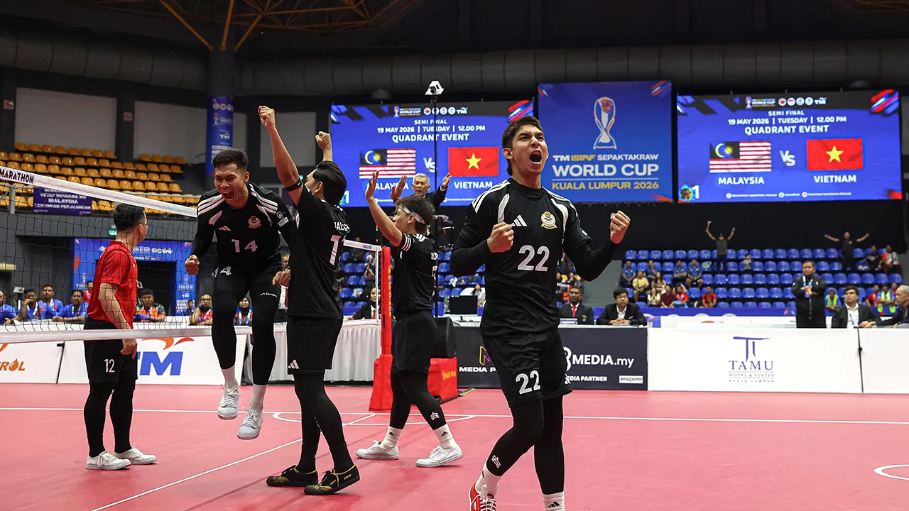 KUALA LUMPUR, 19 Mei -- Pasukan Sepak Takraw Kebangsaan meraikan kejayaan mereka selepas berjaya menewaskan pasukan Vietnam pada perlawanan separuh akhir acara Kuadran sempena Kejohanan Piala Dunia Sepak Takraw 2026 di Stadium Titiwangsa hari ini.  Skuad negara yang dibarisi Muhammad Afifuddin, Muhammad Shahalril Aiman Halim, Muhammad Fetri Mohd Halim, Amirul Zazwan Amir dan Aidil Aiman Azwawi berjaya mara ke peringkat akhir setelah menewaskan Vietnam 2-1.  -- fotoBERNAMA (2026) HAK CIPTA TERPELIHARA