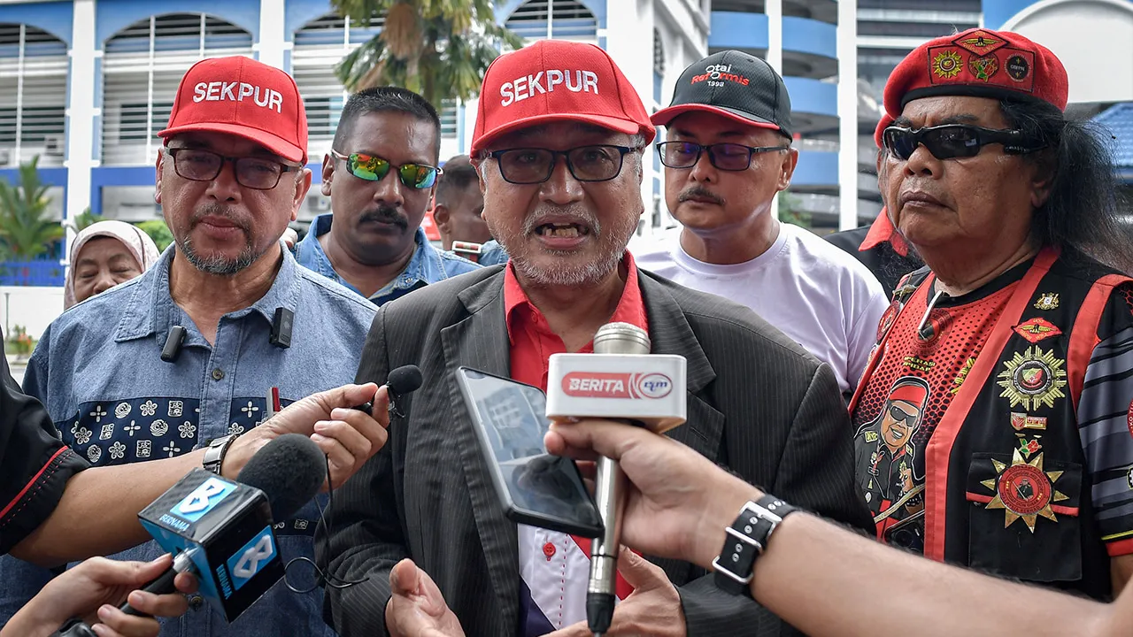 KUALA LUMPUR, 19 Nov -- Ketua Kluster Politik MEMO Shahbudin Embon (tengah) pada sidang media di Ibu Pejabat Polis Daerah (IPD) Dang Wangi hari ini.  Turut kelihatan, Pengerusi Sekretariat Gerak Gempur Media Sosial Rakyat (SGGMSR) Mustapa Mansor (kiri)._BERNAMA