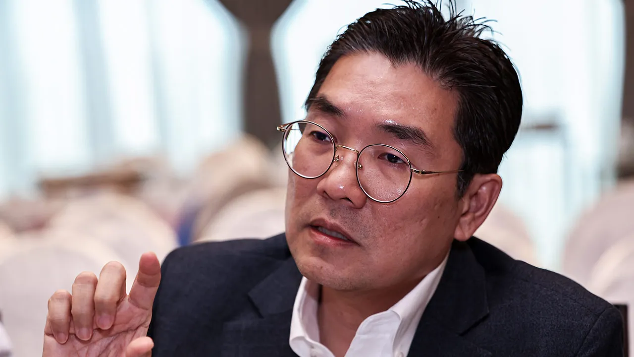 JOHOR BAHRU, 27 April -- Timbalan Menteri Pelaburan, Perdagangan dan Industri (MITI) Sim Tze Tzin bercakap kepada pemberita pada Sesi Media Timbalan Menteri bersama Ahli Parlimen (MP) Johor, Serta Dewan Perniagaan dan Industri Cina Johor Bahru (JBCCCI) di sini hari ini.  -- fotoBERNAMA (2026) HAK CIPTA TERPELIHARA