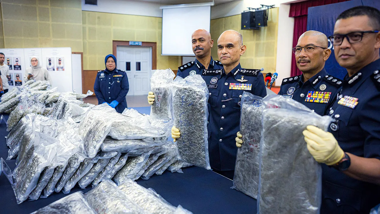 SHAH ALAM, 8 Mei -- Ketua Polis Selangor Datuk Shazeli Kahar (tiga, kanan) menunjukkan bungkusan bunga ganja yang dirampas ketika sidang media berkaitan kejayaan anggota polis menumpaskan sindiket pengedaran dadah jenis bunga ganja dengan nilai rampasan berjumlah RM12.6 juta di Ibu Pejabat Polis Kontinjen Selangor hari ini.  -- fotoBERNAMA (2026) HAK CIPTA TERPELIHARA