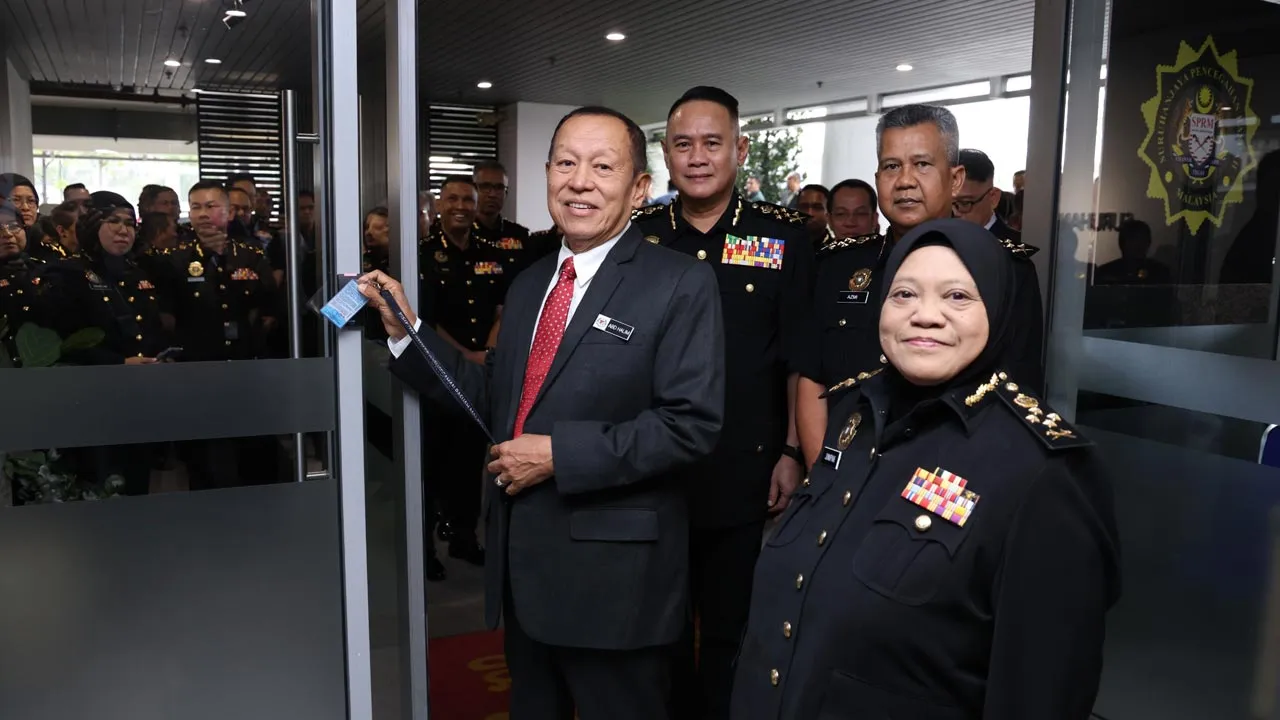 DATO’ Sri Abd Halim Aman hari ini secara rasmi melapor diri dan memulakan tugas sebagai Ketua Pesuruhjaya Suruhanjaya Pencegahan Rasuah Malaysia (SPRM) yang baharu. 