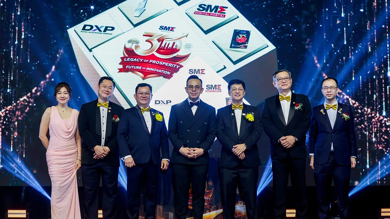 KUALA LUMPUR, May 26 -- Minister of Entrepreneur and Cooperative Development Steven Sim Chee Keong (middle) poses for a group photo during the SME Association of Malaysia (SME Malaysia) 30th Anniversary Gala Dinner today.  Also present, SME Association of Malaysia National President Dr Chin Chee Seong and 30th Anniversary organising chairman Datuk Seri Dr Ricky Yaw Chan Choy.  -- fotoBERNAMA (2026) COPYRIGHT RESERVED