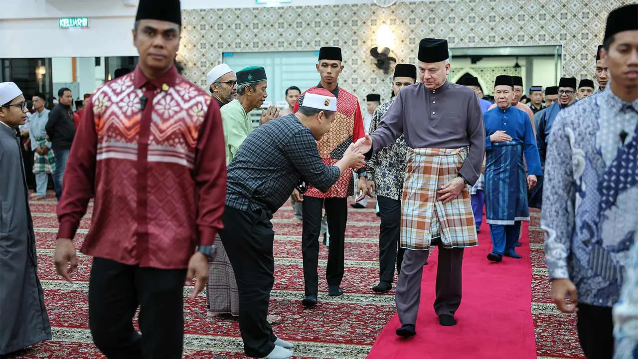 IPOH, 26 Mei -- Sultan Perak Sultan Nazrin Shah berkenan bersalaman bersama jemaah ketika berangkat merasmikan Masjid Al-Muhajirin Kampung Ulu Chepor di Chemor malam ini.  --fotoBERNAMA (2026) HAK CIPTA TERPELIHARA