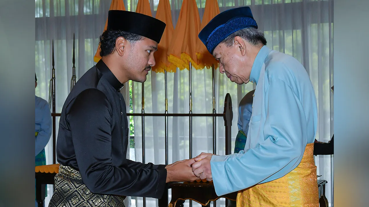 SHAH ALAM, 6 Mei -- Sultan Selangor Sultan Sharafuddin Idris Shah (kanan) berkenan mengurniakan watikah pelantikan Orang Besar Istana kepada Muhammad Faez Muhammad (kiri) pada Istiadat Pengurniaan Watikah Pelantikan di Istana Bukit Kayangan, hari ini.  -- fotoBERNAMA (2026) HAK CIPTA TERPELIHARA