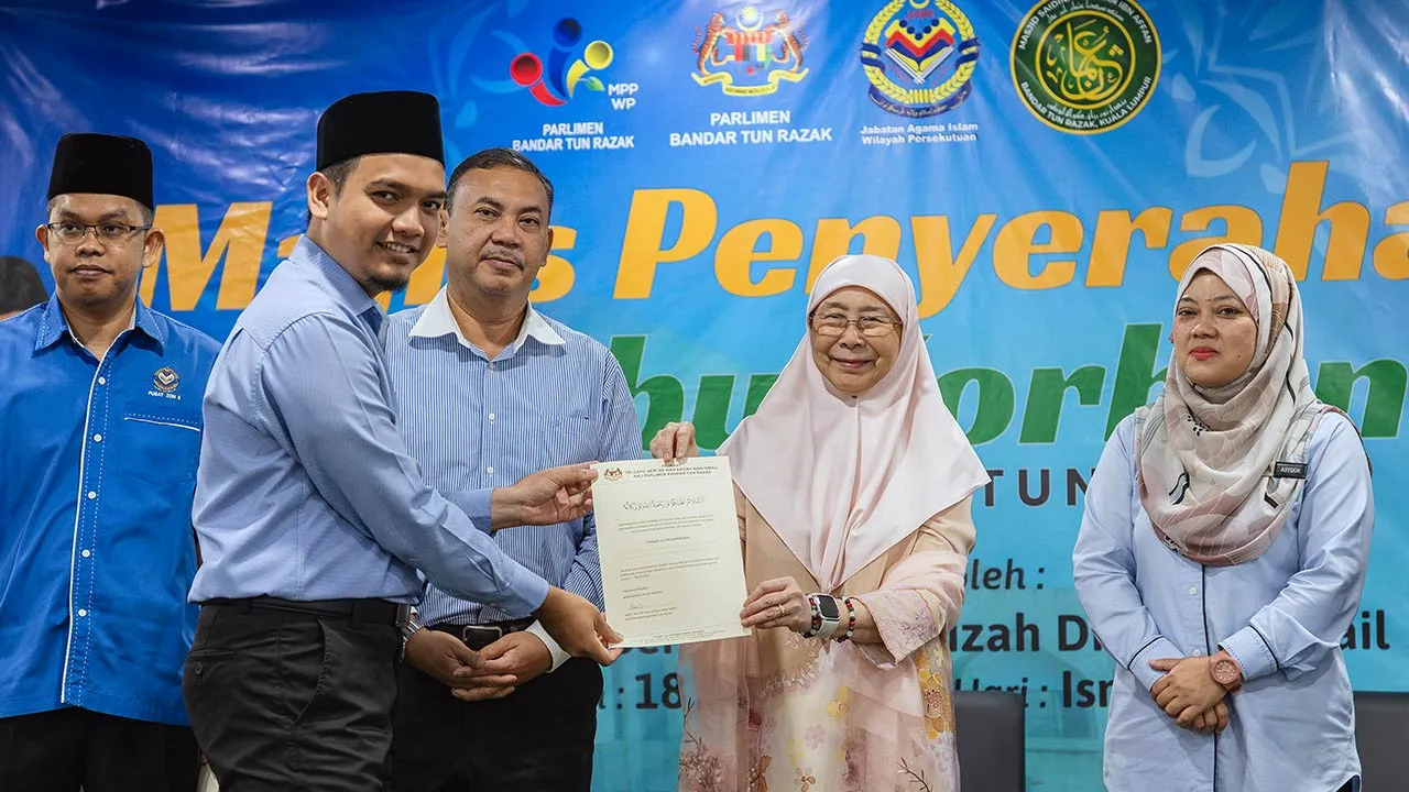 KUALA LUMPUR, 18 Mei -- Isteri Perdana Menteri merangkap Ahli Parlimen Bandar Tun Razak Datuk Seri Dr Wan Azizah Wan Ismail (dua, kanan) melakukan gimik penyerahan lembu korban kepada wakil Masjid Al-Muqarrabin Bandar Tasik Selatan, Ahmad Ammar Muzakir Ahmad Hadiri (dua, kiri) pada Majlis Penyerahan Lembu Korban Parlimen Bandar Tun Razak di Masjid Saidina Othman Ibn Affan hari ini.