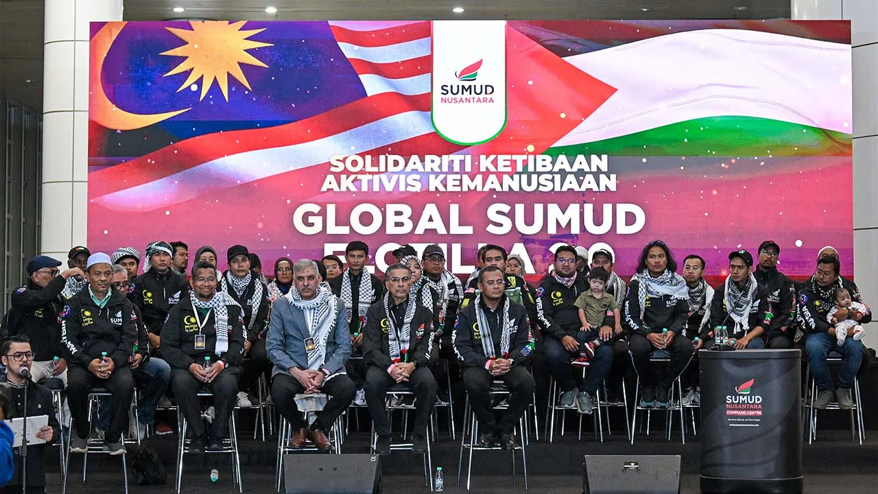 SEPANG, 24 Mei -- Menteri Besar Selangor, Datuk Seri Amirudin Shari (hadapan,duduk,kanan) hadir bersama meraikan ketibaan aktivis Global Sumud Flotilla 2.0 sejurus tiba di balai ketibaan KLIA hari ini.  Sebelum ini media melaporkan, seramai 428 aktivis peserta GSF 2.0 termasuk 29 rakyat Malaysia yang ditahan secara tidak sah oleh tentera Israel telah dibebaskan.  --fotoBERNAMA (2026) HAKCIPTA TERPELIHARA  Sebelum ini media melaporkan, seramai 428 aktivis peserta GSF 2.0 termasuk 29 rakyat Malaysia yang dita